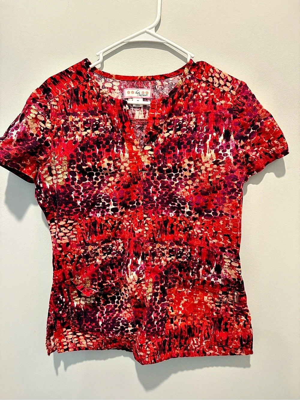 Koi by Katelyn Abstract Short Sleeve Scrub Top Red & Purple Size Medium